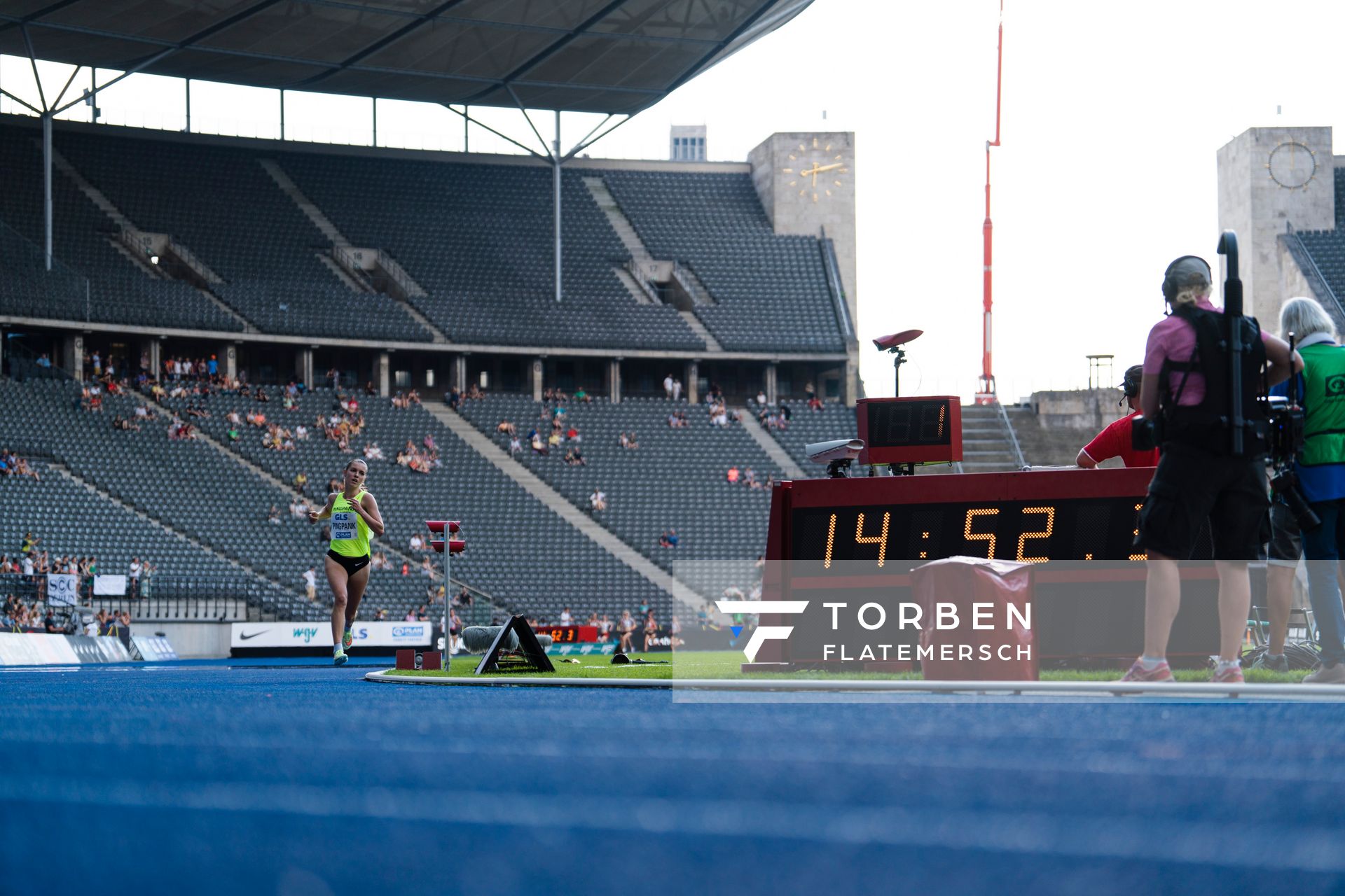 Svenja Pingpank (Hannover Athletics) ueber 5000m waehrend der deutschen Leichtathletik-Meisterschaften im Olympiastadion am 26.06.2022 in Berlin